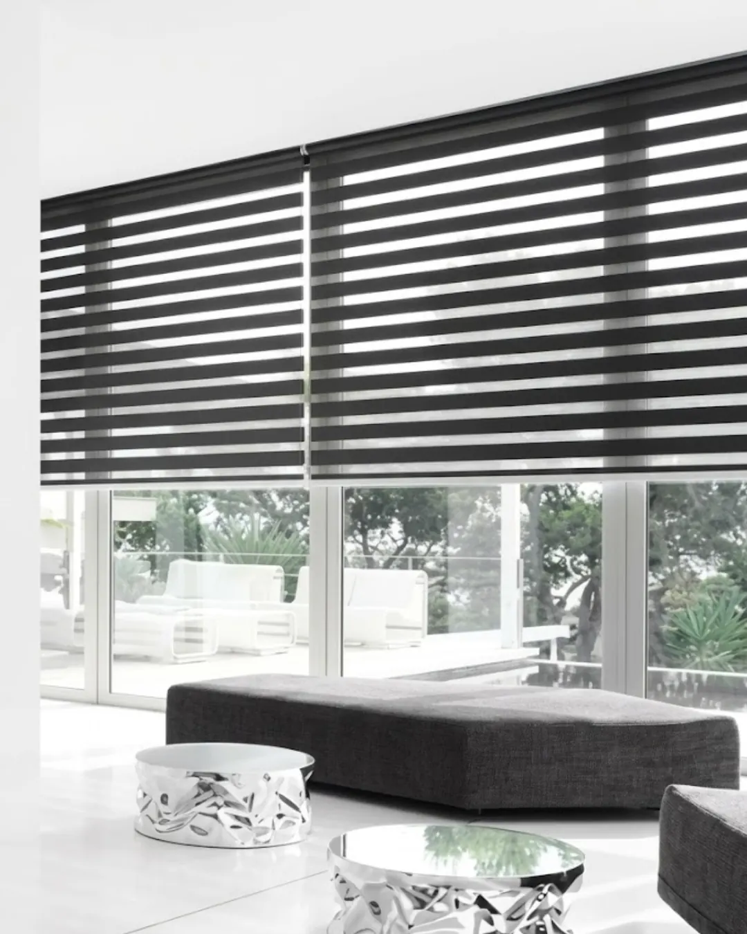 Moderne raamdecoratie in lichte woonkamer